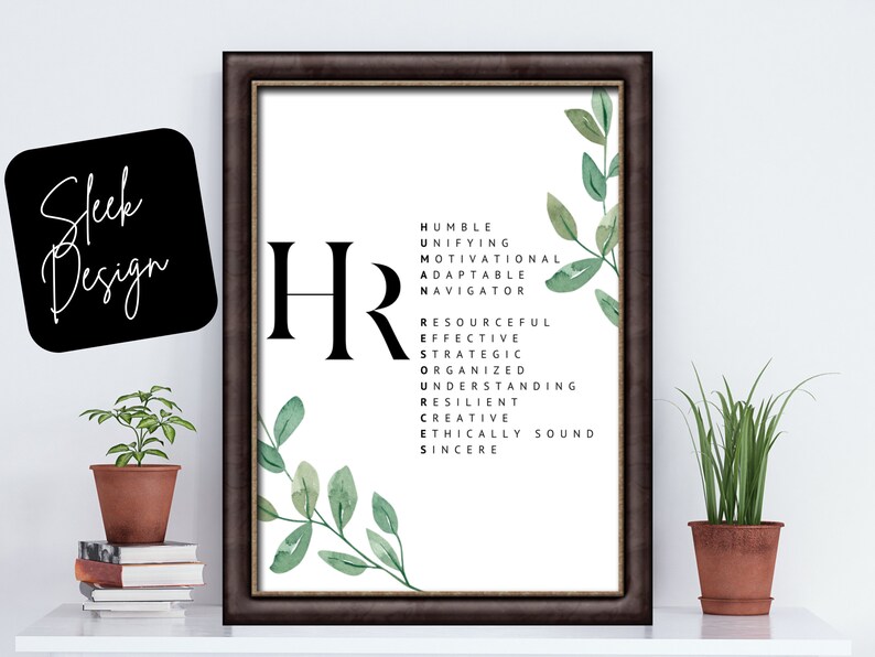 Puede incluir: Un dise&ntilde;o de arte de pared imprimible con las letras HR en negro y una lista de palabras que describen las cualidades de un profesional de Recursos Humanos. Las palabras est&aacute;n dispuestas en una columna vertical y est&aacute;n rodeadas de hojas verdes de acuarela.
