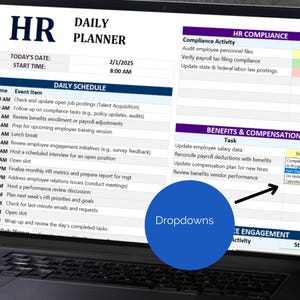 Pode incluir: Um ecr&atilde; de laptop exibindo um planejador di&aacute;rio de RH. O planejador inclui se&ccedil;&otilde;es para hor&aacute;rios di&aacute;rios, conformidade de RH e benef&iacute;cios e remunera&ccedil;&atilde;o, com menus suspensos para atualiza&ccedil;&otilde;es de status. A data &eacute; 2/1/2025.