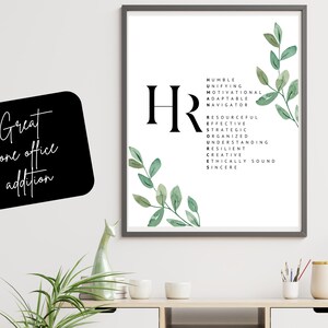 Puede incluir: Una impresi&oacute;n enmarcada en blanco con una ilustraci&oacute;n en blanco y negro de la letra "HR" con una lista de palabras que describen las cualidades de un profesional de Recursos Humanos. Las palabras son: Humilde, Unificador, Motivacional, Adaptable, Navegador, Ingenioso, Eficaz, Estrat&eacute;gico, Organizado, Comprensivo, Resistente, Creativo, &Eacute;ticamente S&oacute;lido, Sincero. La impresi&oacute;n est&aacute; decorada con hojas verdes de acuarela.