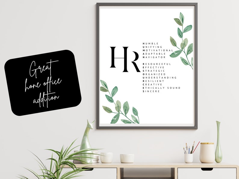 Puede incluir: Una impresi&oacute;n enmarcada en blanco con una ilustraci&oacute;n en blanco y negro de la letra "HR" con una lista de palabras que describen las cualidades de un profesional de Recursos Humanos. Las palabras son: Humilde, Unificador, Motivacional, Adaptable, Navegador, Ingenioso, Eficaz, Estrat&eacute;gico, Organizado, Comprensivo, Resistente, Creativo, &Eacute;ticamente S&oacute;lido, Sincero. La impresi&oacute;n est&aacute; decorada con hojas verdes de acuarela.