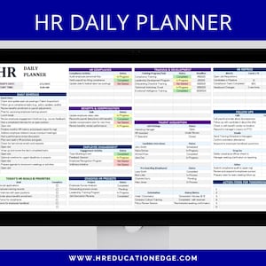 Puede incluir: Un monitor de computadora muestra un planificador diario de RRHH. La pantalla muestra un horario detallado con secciones para cumplimiento, capacitación, beneficios y participación de los empleados. La dirección del sitio web www.hreduucationedge.com es visible en la parte inferior.