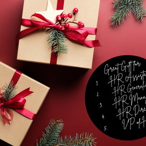 Puede incluir: Dos cajas de regalo marrones envueltas con cinta roja con un adorno de estrella y copo de nieve en la parte superior. Un c&iacute;rculo negro con texto blanco dice "Great Gift for 1. HR Assistant 2. HR Generalist 3. HR Manager 4. HR Director 5. VP of HR"