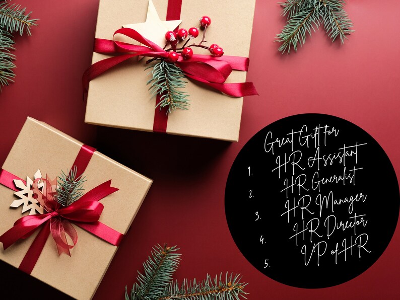 Puede incluir: Dos cajas de regalo marrones envueltas con cinta roja con un adorno de estrella y copo de nieve en la parte superior. Un c&iacute;rculo negro con texto blanco dice "Great Gift for 1. HR Assistant 2. HR Generalist 3. HR Manager 4. HR Director 5. VP of HR"