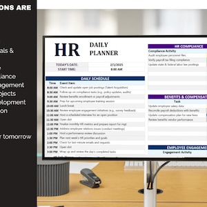 Pode incluir: Um planejador di&aacute;rio de RH digital exibido em um monitor. O planejador inclui se&ccedil;&otilde;es para hor&aacute;rios di&aacute;rios, metas de RH, conformidade, benef&iacute;cios, engajamento dos funcion&aacute;rios e muito mais. A data &eacute; 2/1/2025 e o hor&aacute;rio de in&iacute;cio &eacute; 8h00.