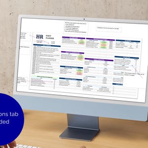 Pode incluir: Um monitor de computador exibe uma planilha do HR Daily Planner. A planilha &eacute; organizada com colunas e linhas, com texto e se&ccedil;&otilde;es codificadas por cores. Um c&iacute;rculo azul com o texto "Instructions tab included" est&aacute; em primeiro plano.