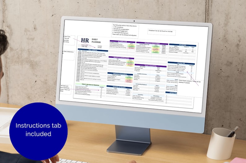 Pode incluir: Um monitor de computador exibe uma planilha do HR Daily Planner. A planilha &eacute; organizada com colunas e linhas, com texto e se&ccedil;&otilde;es codificadas por cores. Um c&iacute;rculo azul com o texto "Instructions tab included" est&aacute; em primeiro plano.