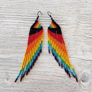 Pendientes de orgullo LGBTQ+, pendientes de flecos arcoíris, pendientes delicados de orgullo, pendientes gay arcoíris, progreso gay colgante, bandera arcoíris, transgénero