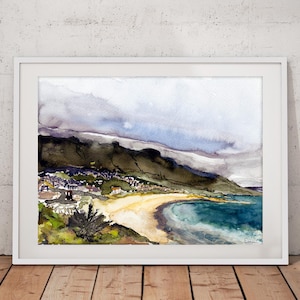 Puede incluir: Pintura acuarela de un pueblo costero con una playa y el océano. La pintura presenta un cielo azul con nubes blancas, una colina verde, una playa de arena y agua azul. El pueblo es visible en la distancia.