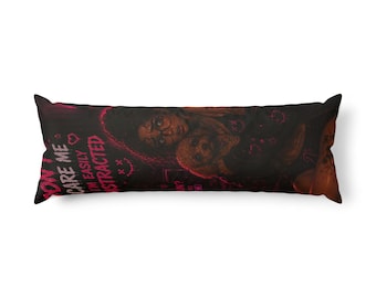 Griezelig poppenpaar illustratie lichaamskussen | Gotisch horrordecor