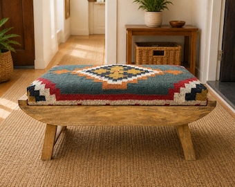 Handgefertigte Kilim Bank Ottomane, hölzerne Eingangsbank, türkische Teppichbank, Boho rustikale Möbel, gepolsterter Fußhocker