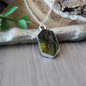 Colgante de piedra preciosa de moldavita cruda natural en plata de ley / Regalo de aniversario / Joyería para mujer / Regalo para ella / Joyería de plata /