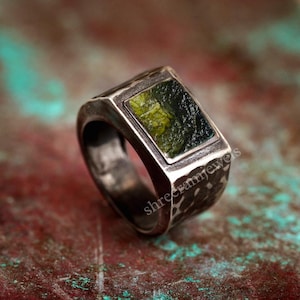 Natuurlijke ruwe moldaviet gehamerde zilveren ring | Herenring | Moldavietring heren | Handgemaakte herenring, statementring, moldaviet herenring