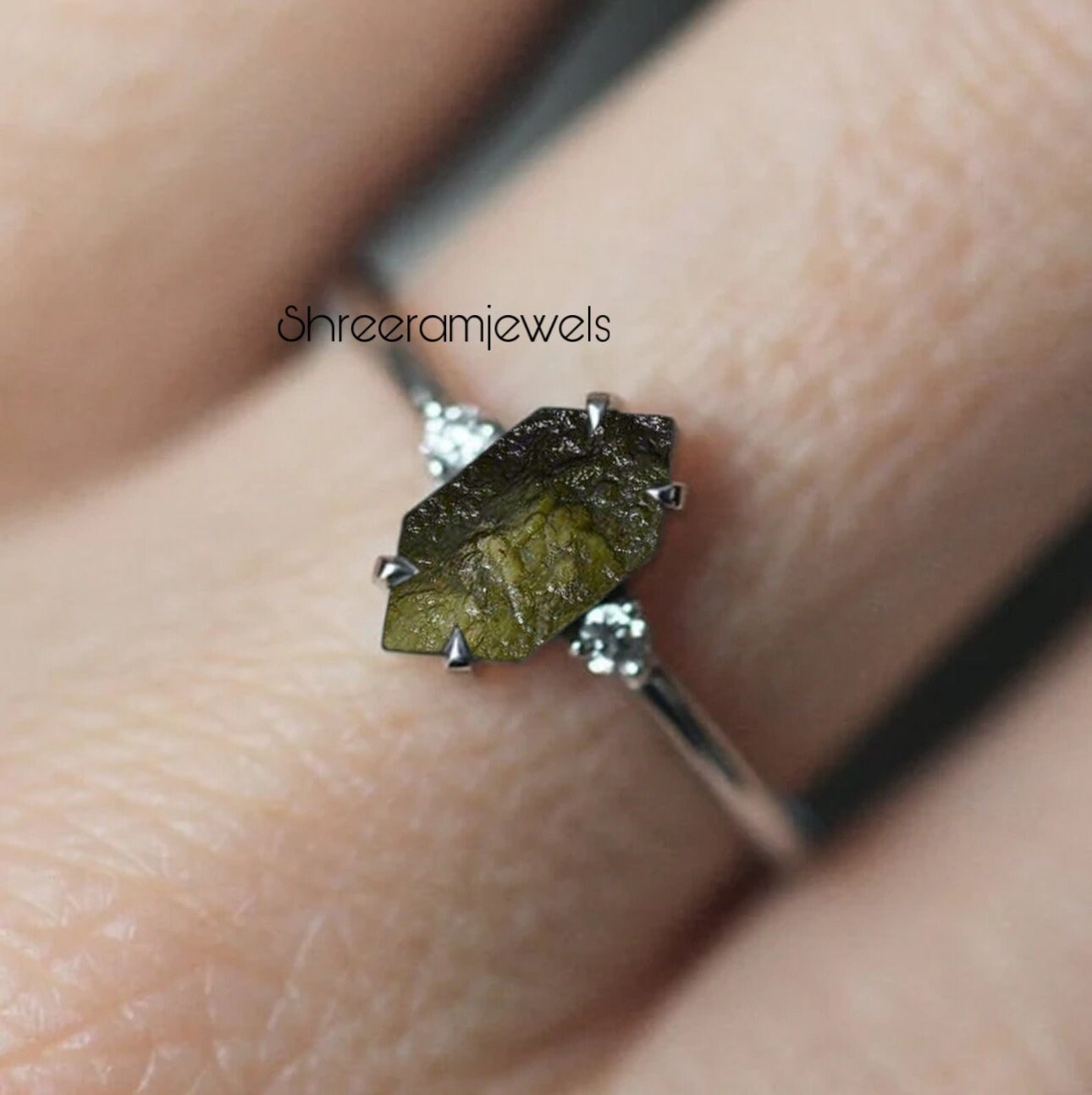 Sterlingzilveren ring met ruwe Moldaviet-edelsteen: zeshoekige verlovingsring