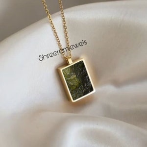 Colgante de piedra preciosa de moldavita natural en bruto en plata de ley / Regalo de aniversario / Joyería para mujer / Regalo para ella / Joyería de plata /