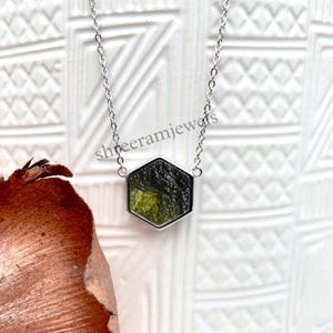 Colgante de moldavita hecho a mano: auténtica joyería de tectita de meteorito