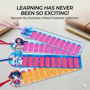 Può includere: Un set di quattro segnalibri a tema con personaggi, ciascuno dotato di un bordo graduato e tabelle di moltiplicazione. I segnalibri mostrano personaggi dei cartoni animati, tra cui Stitch, Moana, Sonic e Luffy, con nastri colorati attaccati.