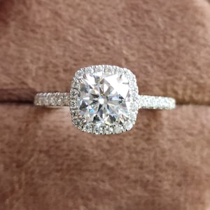 Kissenschliff Halo Verlobungsring in Weißgold, Kissenschliff Moissanite Ring, quadratischer Diamantring für Frauen, Korb Pave Set Eternity Ring