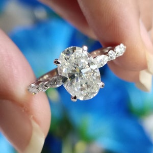 Anel de noivado oval de moissanite de 2 quilates em ouro amarelo 14k com detalhes em marquise de pedra lateral, anel de aniversário com configuração de cesta Art Déco para mulheres
