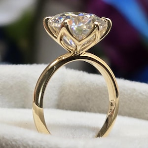 Floral Rundschliff Moissanit Solitär Verlobungsring, 14K Gelbgold Tulpe Blume Ehering, Klassischer Lotus Vorschlag Ring