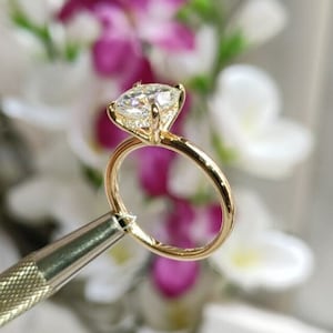 Anillo de compromiso de moissanita de 3 quilates con halo oculto/Anillo de compromiso solitario de platino/Anillo de corte redondo simple/Banda fina y lisa de oro macizo