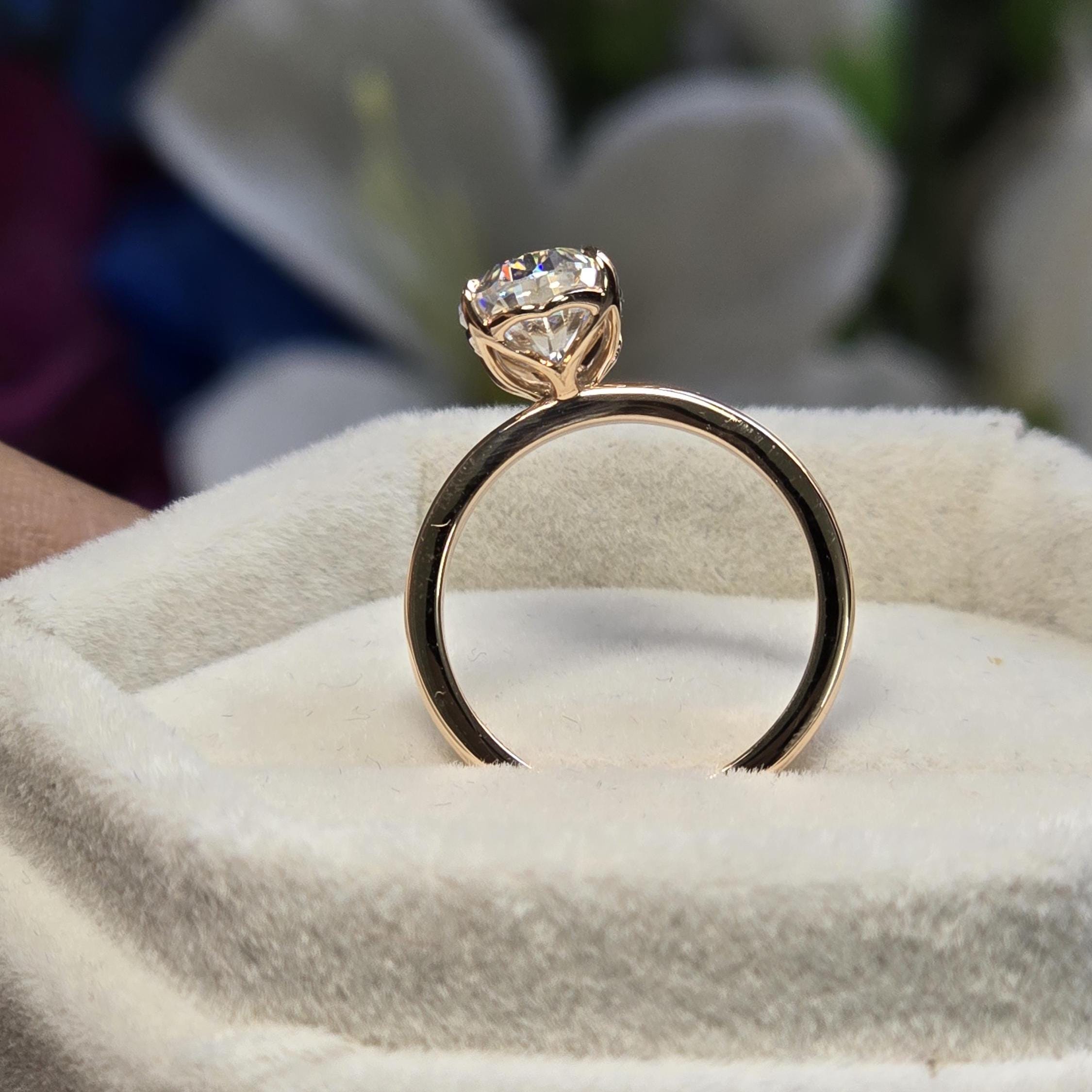 オーバルカットのソリティア婚約指輪、シンプルなモアッサナイト結婚 