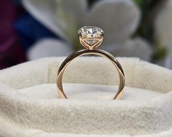 オーバルカットのソリティア婚約指輪、シンプルなモアッサナイト結婚