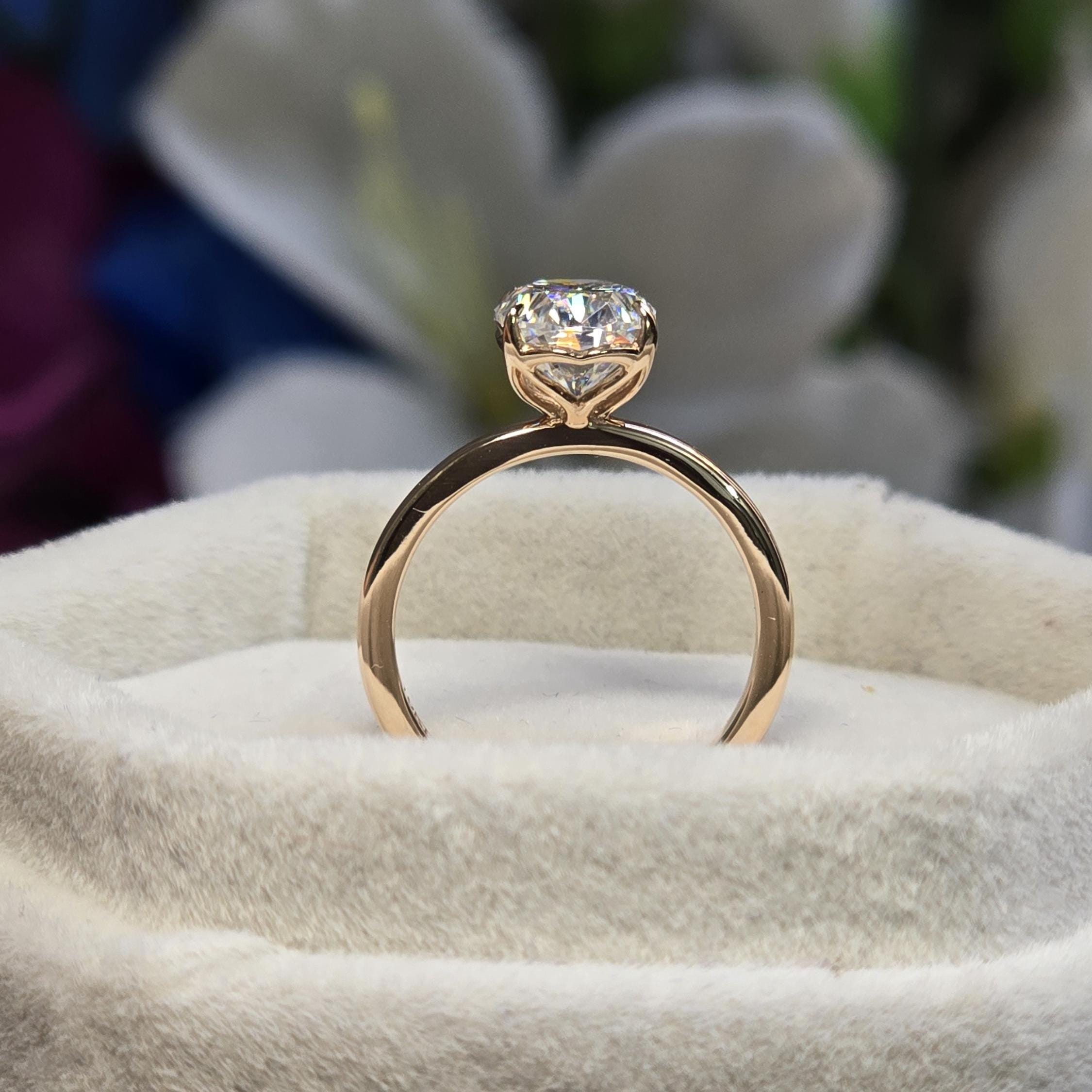 オーバルカットのソリティア婚約指輪、シンプルなモアッサナイト結婚 