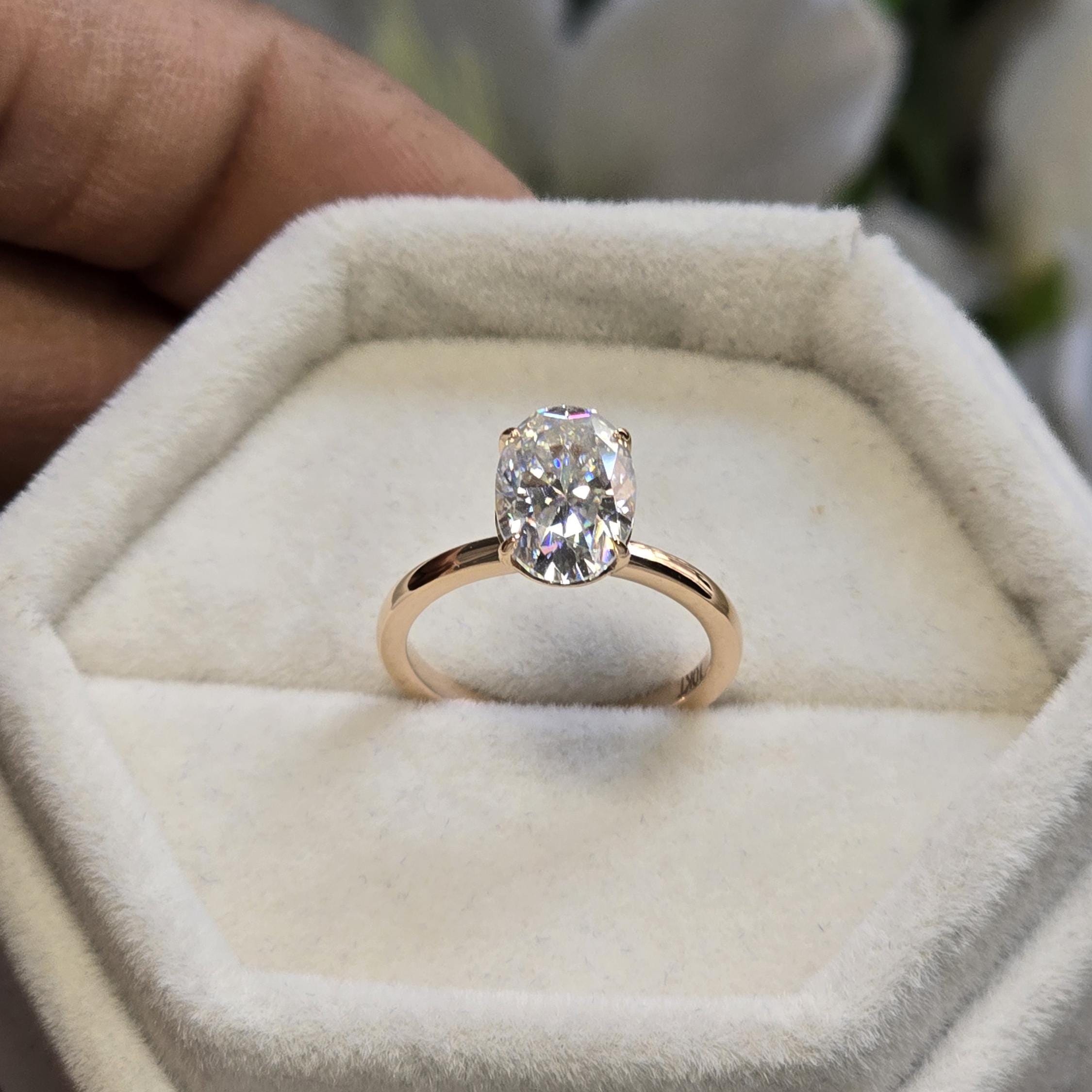 オーバルカットのソリティア婚約指輪、シンプルなモアッサナイト結婚 