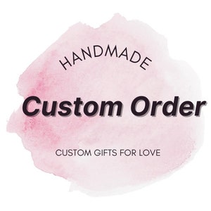 Può includere: Uno sfondo acquerellato rosa con il testo "HANDMADE" in un cerchio in alto e "Custom Order" in grassetto sotto. Il testo "CUSTOM GIFTS FOR LOVE" è in basso nell'immagine.