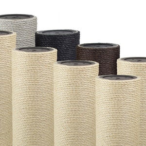 Könnte beinhalten: Ein Satz von neun Sisal-bekleideten Kratzbäumen in verschiedenen Farben, darunter Beige, Schwarz, Braun und Grau. Die Pfosten sind zylindrisch und haben eine strukturierte Oberfläche.
