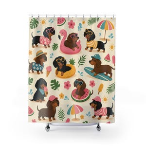 Peut inclure: Rideau de douche avec un motif répété de teckels de dessin animé en scènes estivales. Les chiens portent des lunettes de soleil, des chapeaux et des maillots de bain, avec des éléments tropicaux comme la pastèque, les fleurs et la crème glacée.