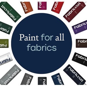 Könnte beinhalten: Ein Bild von Fabriccoat Stofffarben in verschiedenen Farben, angeordnet um einen dunkelblauen Kreis mit dem Text "Paint for all fabrics". Die Farbtuben sind in Grün-, Braun- und Grautönen gehalten.