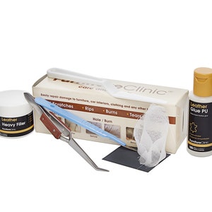 Könnte beinhalten: Leder-Reparaturset mit einer weißen Box, einem weißen Glas mit der Aufschrift "Leather Heavy Filler", einer weißen Flasche mit der Aufschrift "Leather Glue PU", einer Pinzette, einem blauen Schaber, einem schwarzen Schleifpad und einem weißen Mullpad.