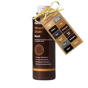 Könnte beinhalten: Eine braune Flasche schwarzer Holzbeize mit weißem Deckel und goldenem Band. Ein Etikett zeigt 12 Farboptionen. Auf der Flasche steht "Wood Stain Black" und "Penetrating wood stain für alle Innen- und Außenhölzer."