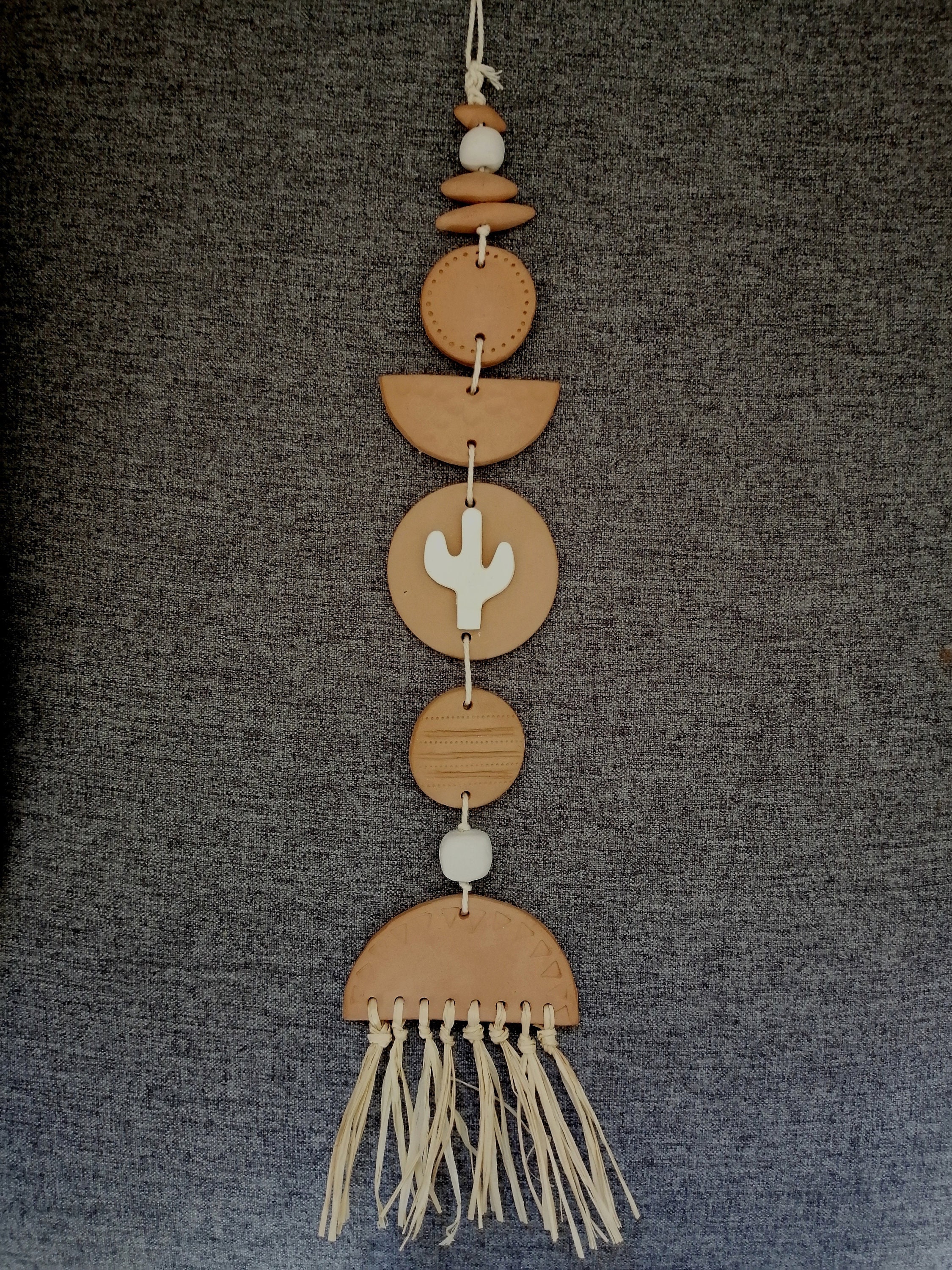 Suspension Murale Ethnique en Argile et Raphia - en Stock