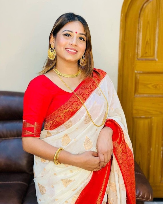 Off White Saree With Red Blouse – RawaazFashion