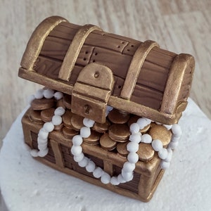 Edible Treasure Chest cake topper. Edible gold coins and pearls inside. Perfect for pirate themed cake. image 3