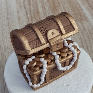 Edible Treasure Chest cake topper. Edible gold coins and pearls inside. Perfect for pirate themed cake. image 1