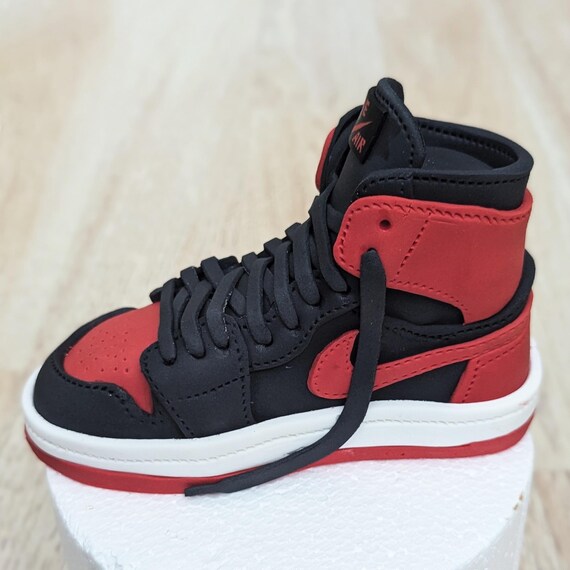 Sneaker Cake Topper. Nike Air Jordan 1 Retro High OG cake topper, red/black. Shoe cake decoration. Edible 3D fondant/gum paste shoe