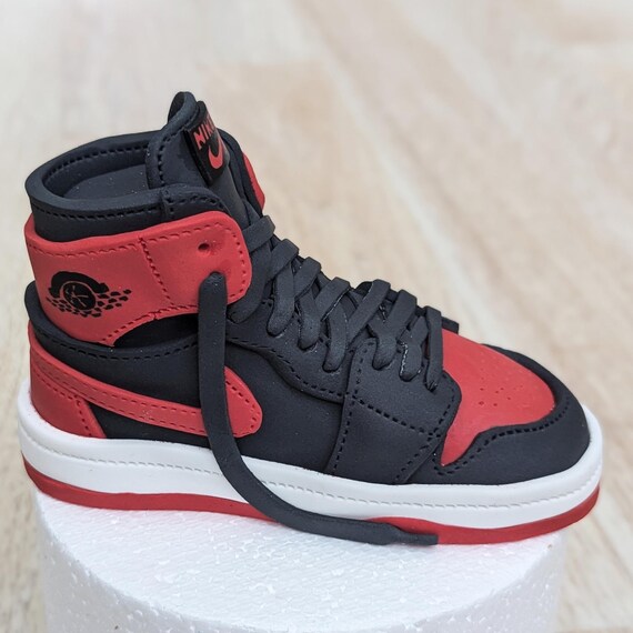 Sneaker Cake Topper. Nike Air Jordan 1 Retro High OG cake topper, red/black. Shoe cake decoration. Edible 3D fondant/gum paste shoe
