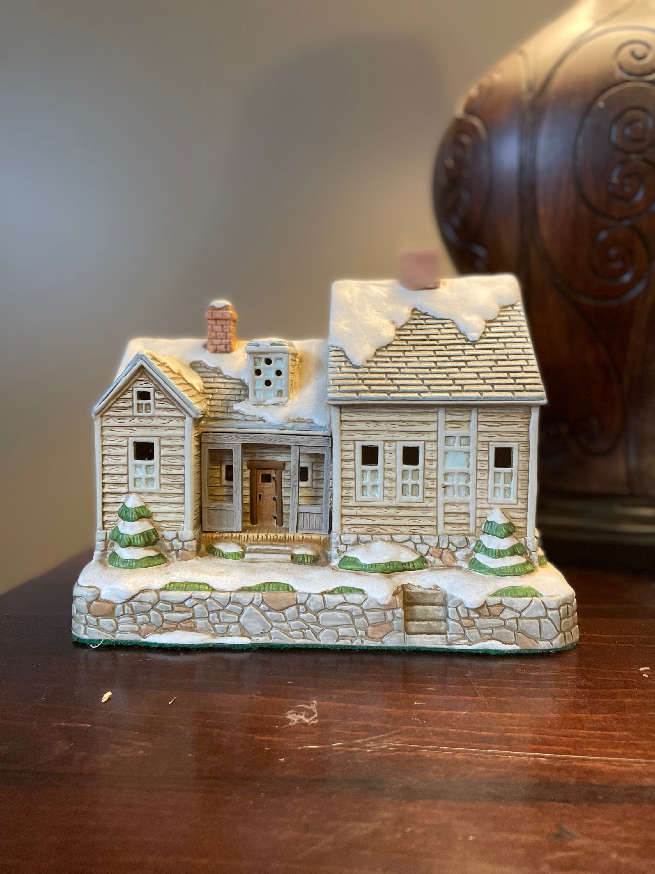 Lefton Colonial Village Collectors Guide - opt0bn5