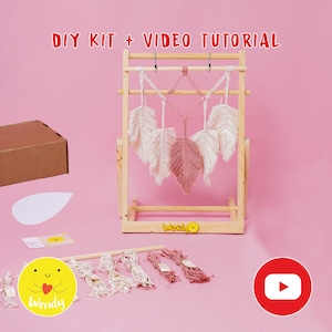 Può includere: Kit fai-da-te per creare un'appendice murale in macramè a forma di piuma con filo rosa e bianco, un bastoncino di legno e un tutorial video. Il kit include tutto ciò di cui hai bisogno per creare una bellissima appendice murale in macramè.