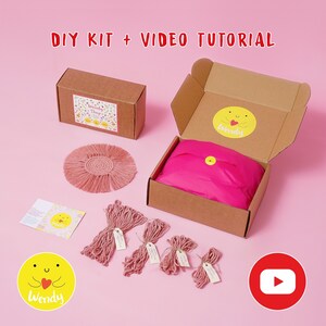 Può includere: Kit fai-da-te per realizzare un'appeso da parete in macramè. Il kit include filato rosa, un anello di legno e istruzioni. È disponibile anche un tutorial video.