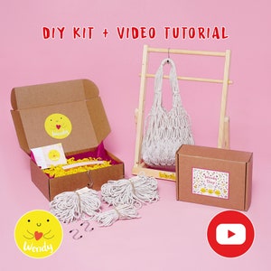 Peut inclure: Kit de bricolage pour réaliser un sac en macramé, avec un tutoriel vidéo. Le kit comprend du cordon de coton blanc, des anneaux en bois et une boîte en carton avec le logo Wendy Shop.