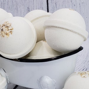 Oatmeal Hemp Oil Soother, Foaming Bath Bomb Fizzer, Anxiety/Stress/Pain Reliever, Safe for Dog Baths, Vegan, Organic, Handmade, Small Batch