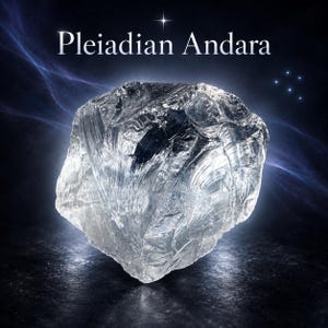 Könnte beinhalten: Ein klarer, unregelmäßig geformter Kristallstein mit einer texturierten, reflektierenden Oberfläche. Der Text Pleiadian Andara ist in Weiß über dem Stein vor einem dunklen, leuchtenden Hintergrund mit einem kleinen Sternsymbol gedruckt.