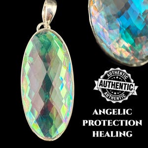 Puede incluir: Colgante ovalado con una piedra preciosa facetada e iridiscente engastada en plata. La piedra muestra un espectro de colores, incluyendo verde, azul y amarillo. El texto "ANGELIC PROTECTION HEALING" es visible.