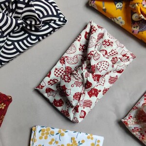 Patrón tradicional japonés estampado en algodón Furoshiki, papel de regalo. embalaje japonés imagen 2