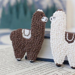 Set of 2 Alpaca Brooches  Embroidery kit, Tutorial in English and French,  Art Gift DIY, Creative DIY, Craft Kit, starter kit, DIY gift