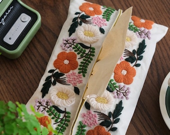 Kit de broderie avec porte-mouchoirs en papier floral, tutoriel en anglais et en français, cadeau artistique à faire soi-même, bricolage créatif, kit de création, kit de démarrage, boîte de mouchoirs en papier, serviette de table